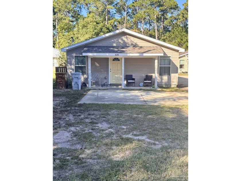 Stylish, move-in ready single-story home featuring 2 bedrooms - Beach Home for sale in Navarre, Florida on Beachhouse.com