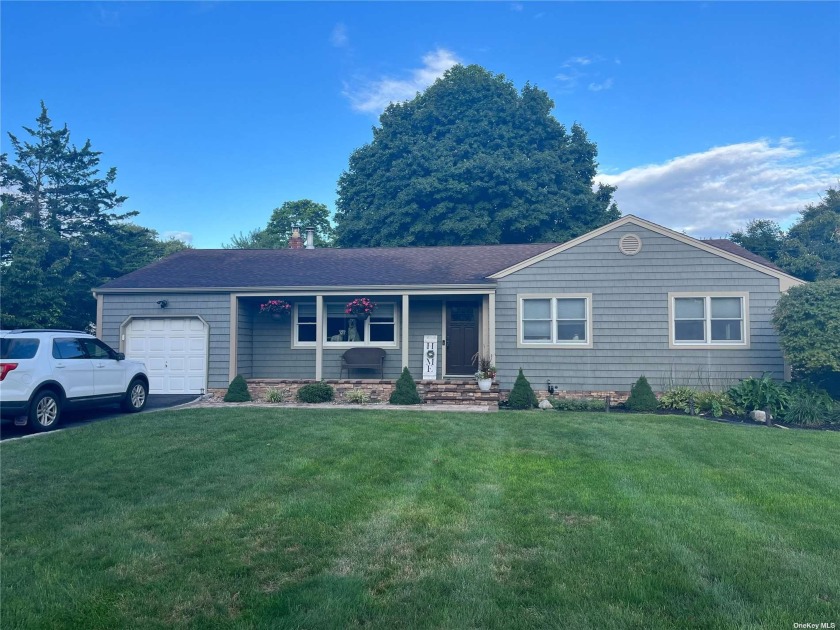 Welcome to this updated 3 bedroom 2.5 bathroom ranch in the - Beach Home for sale in Bayport, New York on Beachhouse.com