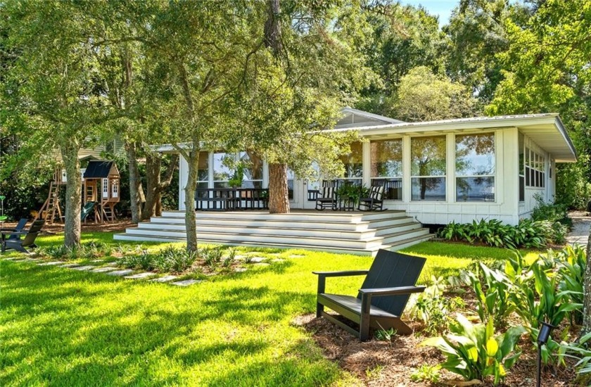 100 feet on Mobile Bay!  This quaint, renovated cottage on a - Beach Home for sale in Fairhope, Alabama on Beachhouse.com