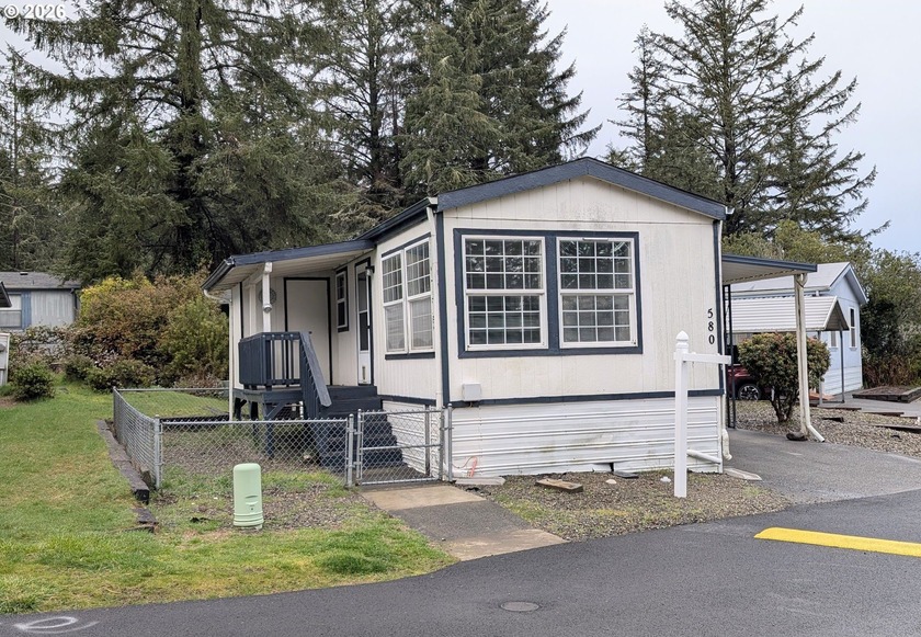 Welcome to this cozy home offering 924 sq. ft. of comfortable - Beach Home for sale in Coos Bay, Oregon on Beachhouse.com