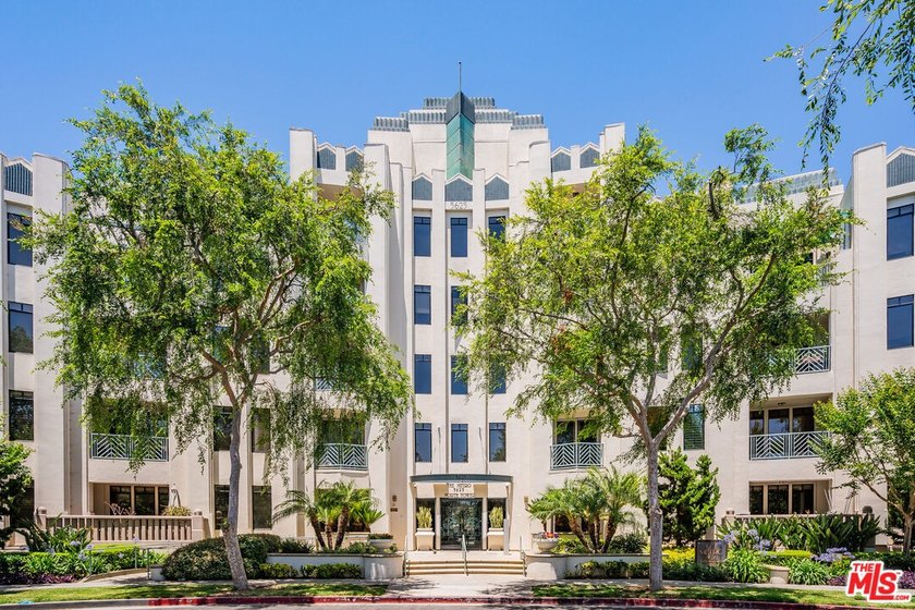 Welcome to this inviting 2 bedroom, 2 bath single-level - Beach Condo for sale in Playa Vista, California on Beachhouse.com