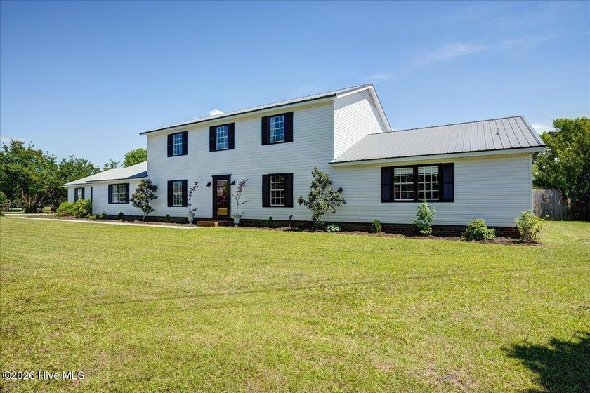 Spacious, fully updated 5BR/5BA coastal home offering 3,840 SF - Beach Home for sale in Morehead City, North Carolina on Beachhouse.com