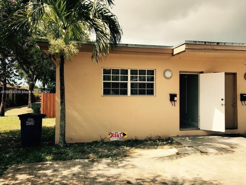 INVESTORS!! - INCOME PROPERTY - POSITIVE CASH FLOW Duplex - Beach Townhome/Townhouse for sale in Hallandale Beach, Florida on Beachhouse.com