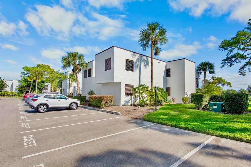 Whether you are a golf enthusiast or just appreciate a stunning - Beach Condo for sale in Sarasota, Florida on Beachhouse.com