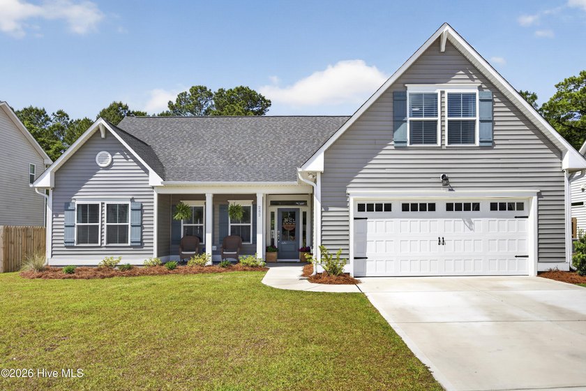 Like new 4 bedroom home w/ a bonus room & a pool in Hampstead - Beach Home for sale in Hampstead, North Carolina on Beachhouse.com