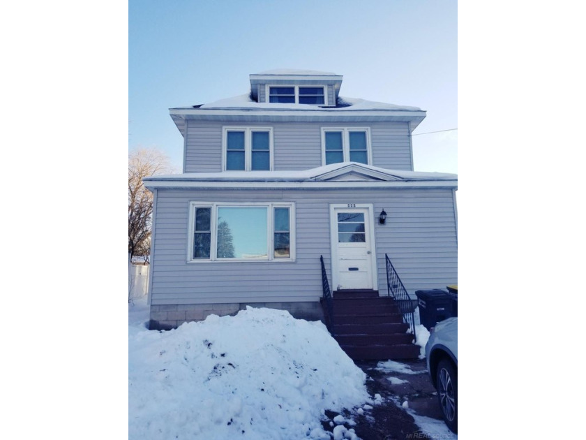 Charming 5-Bedroom, 2-Bathroom Duplex in a Convenient Location - Beach Townhome/Townhouse for sale in Ironwood, Michigan on Beachhouse.com
