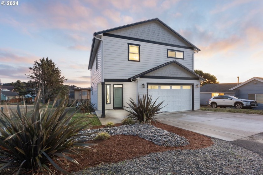 This custom-built 3-bedroom, 3-bathroom home in Lincoln City's - Beach Home for sale in Lincoln City, Oregon on Beachhouse.com