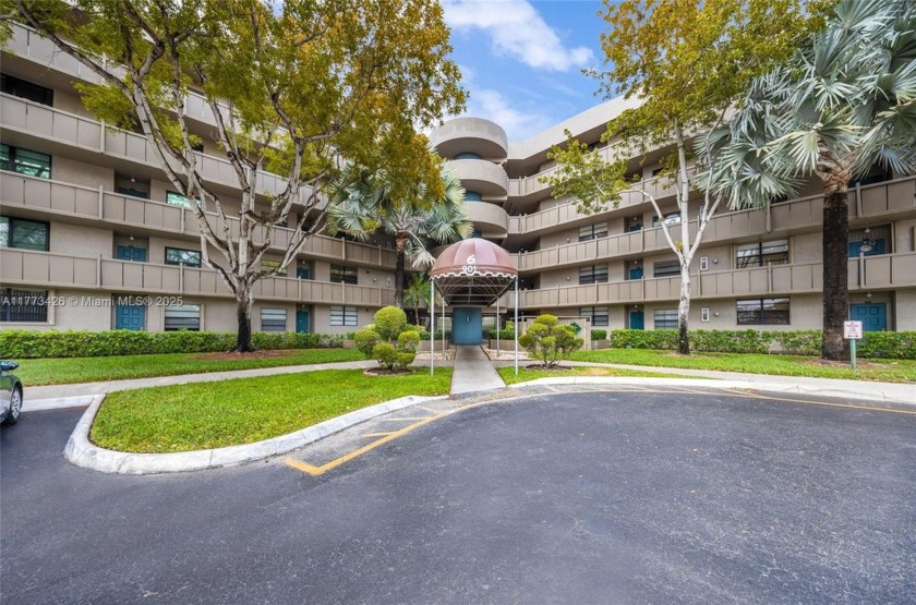 Stunning 2-bed, 2-bath convertible condo in a gated community in - Beach Condo for sale in Pembroke Pines, Florida on Beachhouse.com