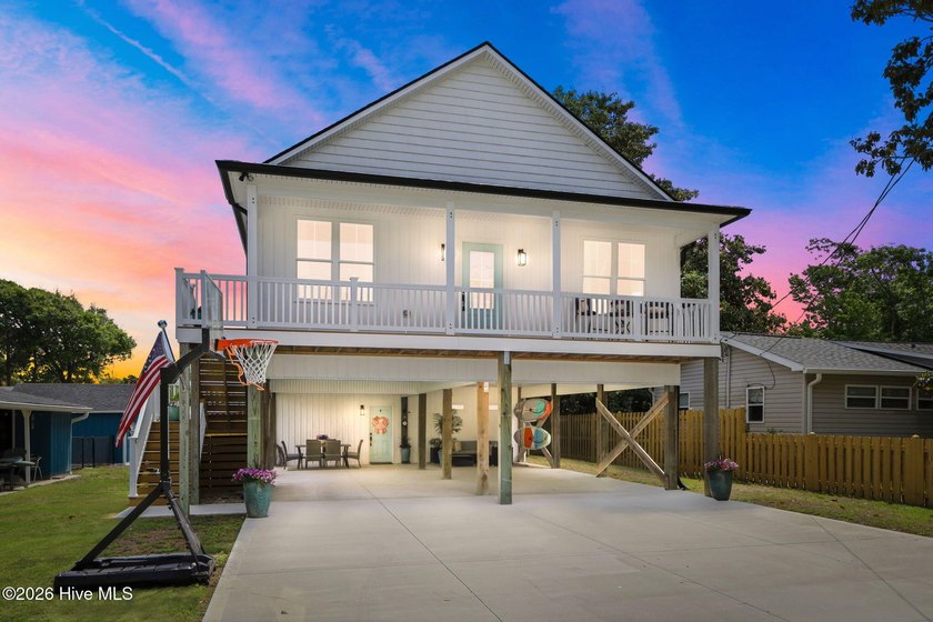 Beautifully designed coastal home being sold furnished, offers - Beach Home for sale in Atlantic Beach, North Carolina on Beachhouse.com