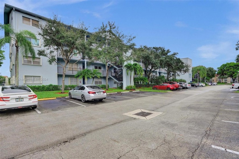 Welcome to this beautifully updated 2-bedroom, 2-bath condo - Beach Condo for sale in Pembroke Pines, Florida on Beachhouse.com