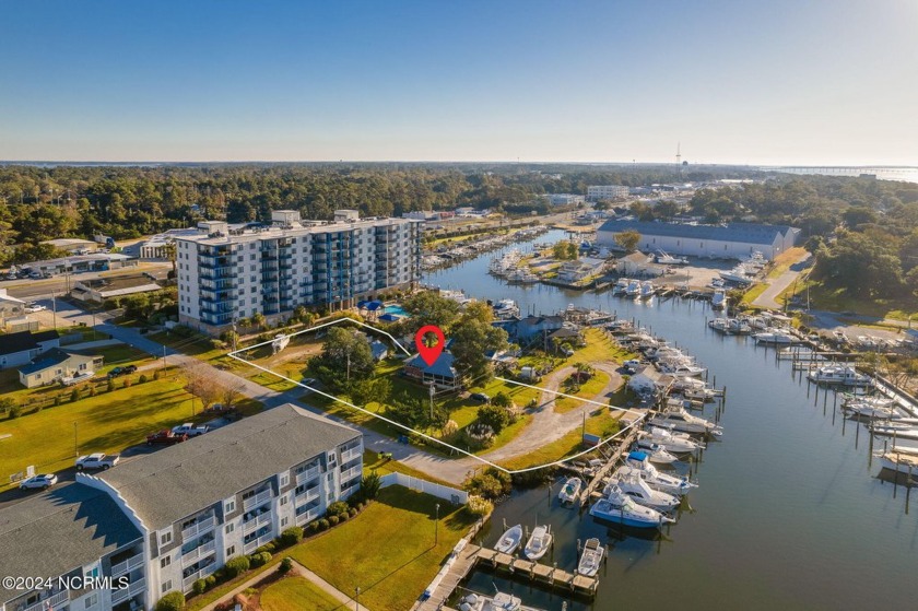 Exceptional waterfront property located on protected Peletier - Beach Home for sale in Morehead City, North Carolina on Beachhouse.com