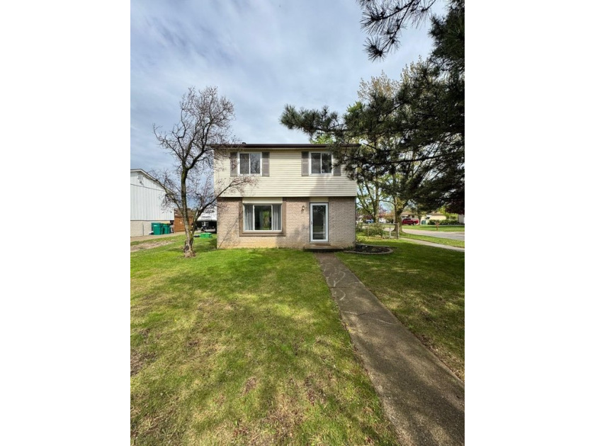Don't miss this well-maintained 3-bedroom, 2-bathroom home - Beach Home for sale in Rockwood, Michigan on Beachhouse.com