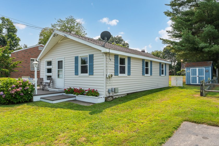 This cheerful 3-bedroom, 1-bath ranch-style cottage sits on a - Beach Home for sale in Old Lyme, Connecticut on Beachhouse.com