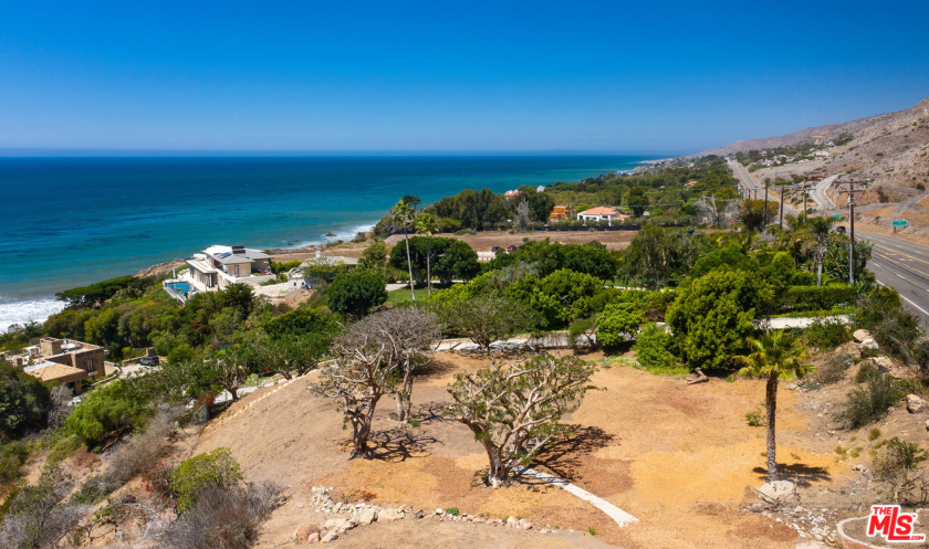 This rare, private, Encinal Bluffs property commands a - Beach Lot for sale in Malibu, California on Beachhouse.com