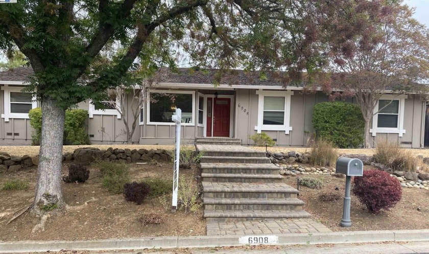 Amazing family home on a quiet corner on a large lot with a pool - Beach Home for sale in San Jose, California on Beachhouse.com