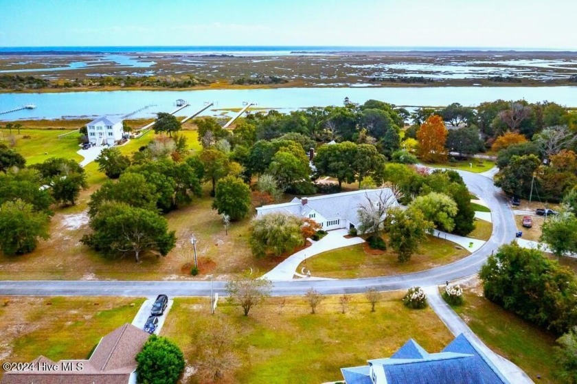 Sprawling space, your own dock with two lifts on the ICW and all - Beach Home for sale in Hubert, North Carolina on Beachhouse.com