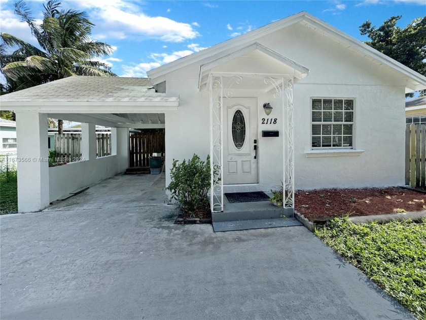 SELLER MOTIVATED, offering concessions towards 19 year old roof - Beach Home for sale in Hollywood, Florida on Beachhouse.com