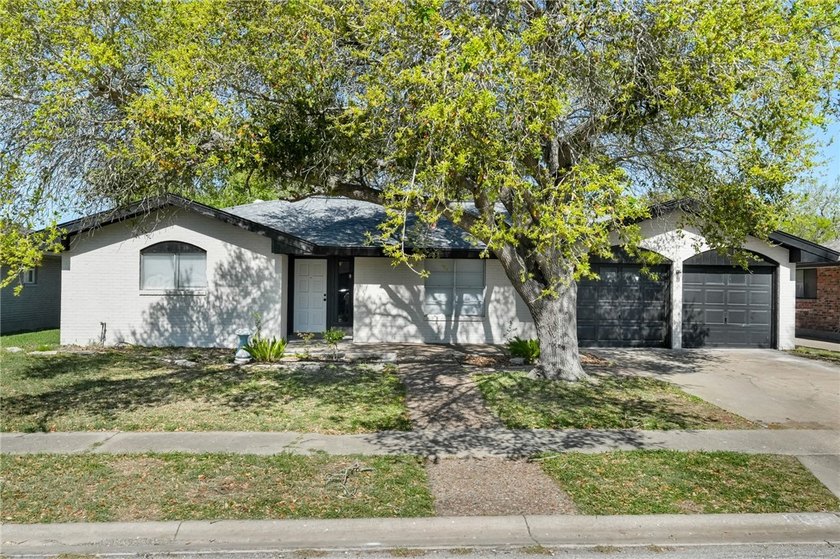 Step into space, style, and a location that truly delivers! This - Beach Home for sale in Corpus Christi, Texas on Beachhouse.com