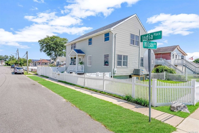 Welcome to this exceptional 3-bedroom, 2.5-bathroom home in the - Beach Home for sale in Amity Harbor, New York on Beachhouse.com