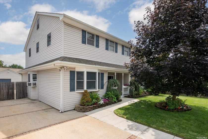 Well maintained spacious colonial; entry foyer w/high ceiling - Beach Home for sale in Blue Point, New York on Beachhouse.com