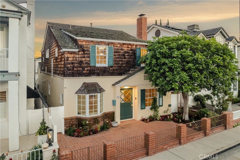 A quintessential Balboa Island residence: well-maintained over - Beach Home for sale in Newport Beach, California on Beachhouse.com