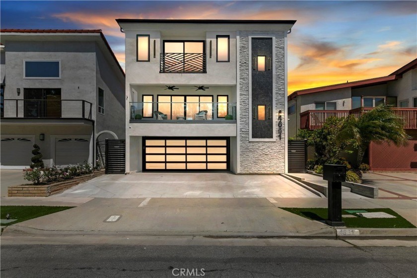 Step into timeless design and effortless luxury in this stunning - Beach Home for sale in Huntington Beach, California on Beachhouse.com