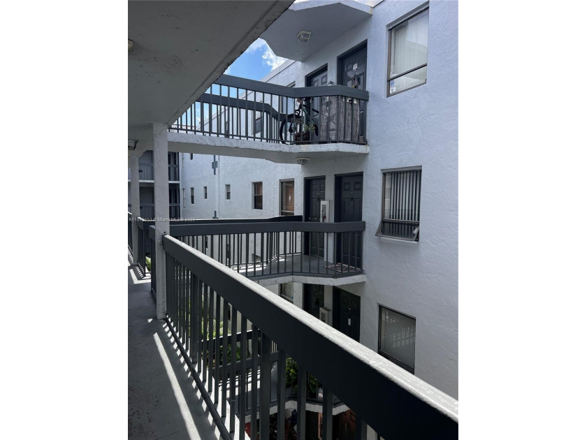 Location Location !!
Confortable 1/1  775sf. Balcony 
Laundry - Beach Condo for sale in West Palm Beach, Florida on Beachhouse.com