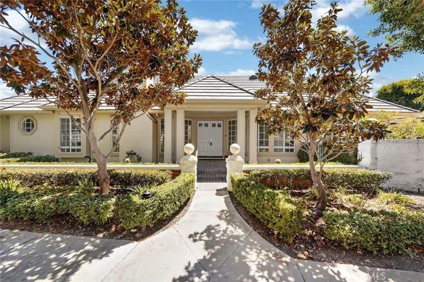 This rarely available end-unit, single-story patio home is a - Beach Home for sale in Huntington Beach, California on Beachhouse.com