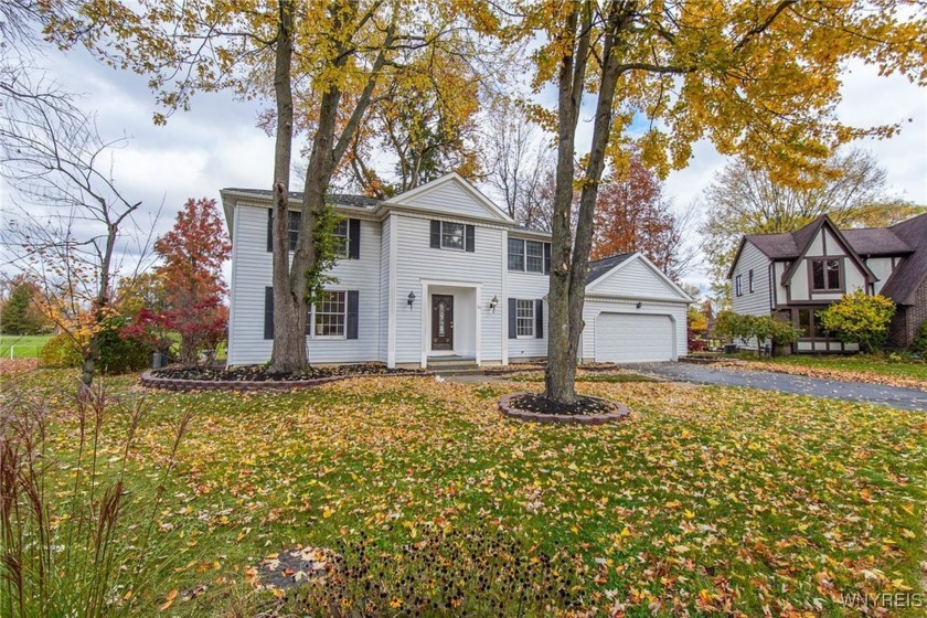 Idyllic setting!! Your search for the perfect East Amherst house - Beach Home for sale in Amherst, New York on Beachhouse.com