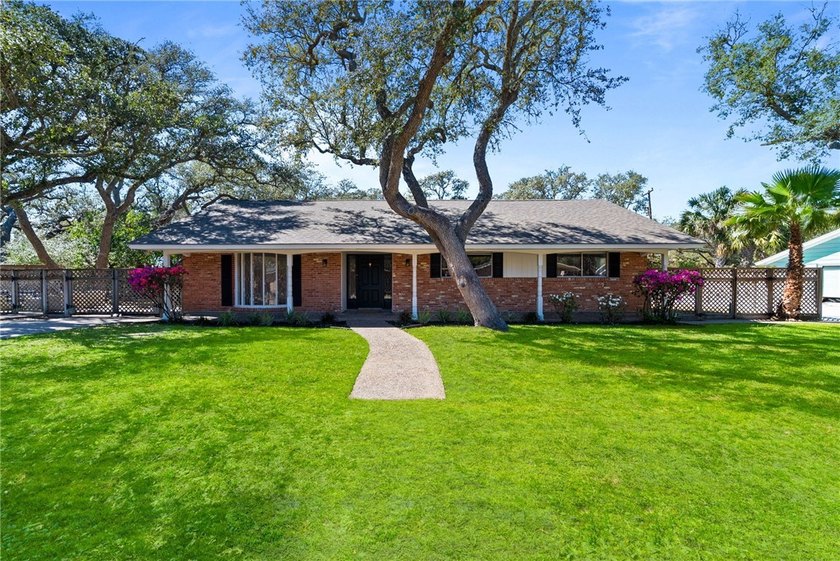LITTLE BAY SHORES GEM! Welcome to this immaculate 3-bedroom - Beach Home for sale in Rockport, Texas on Beachhouse.com