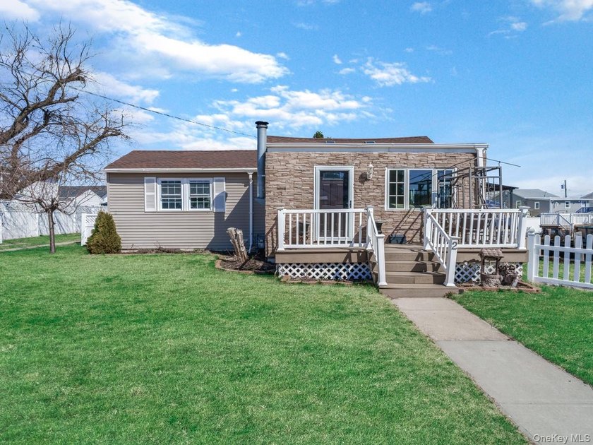 Welcome to this delightful 2 bedroom, 1 bathroom bungalow - Beach Home for sale in East Rockaway, New York on Beachhouse.com