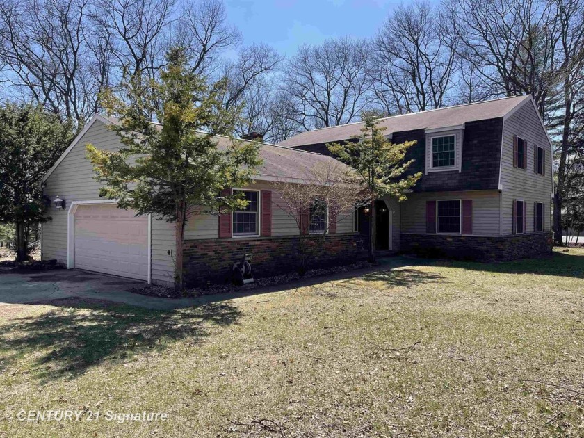 Welcome to 7229 S Lake Bluff! This newly revamped home is - Beach Home for sale in Gladstone, Michigan on Beachhouse.com