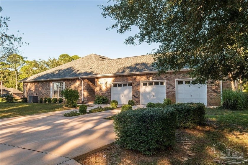 Location, Location, Location! Beautiful Hidden Creek home on a - Beach Home for sale in Navarre, Florida on Beachhouse.com