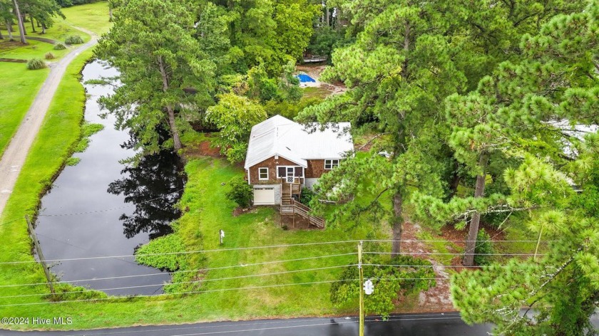 Welcome to your own piece of paradise! This charming canal-front - Beach Home for sale in Washington, North Carolina on Beachhouse.com