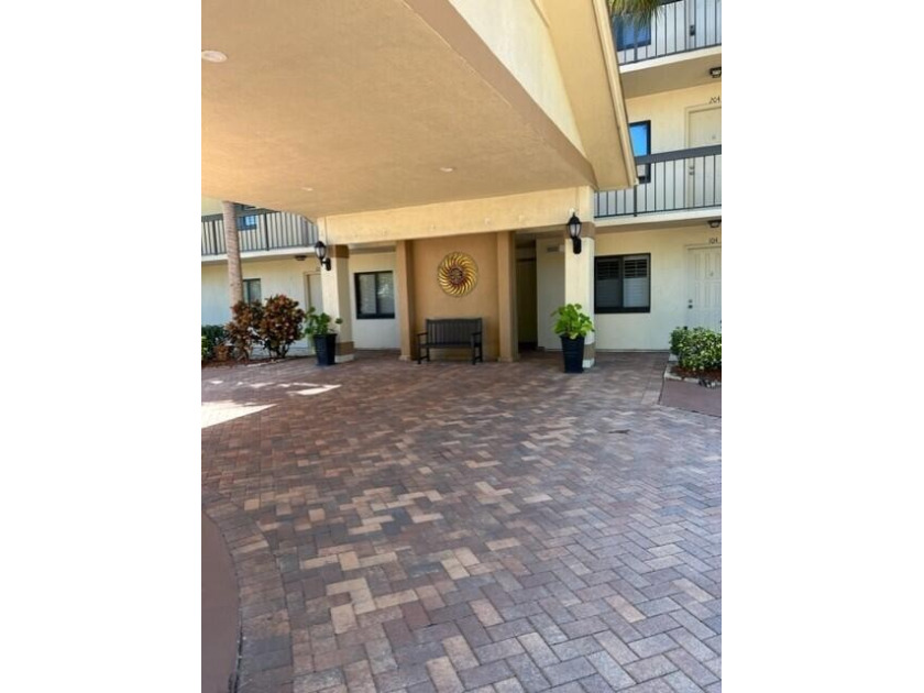 Do yourself a favor and see this lovely 3rd floor end unit which - Beach Condo for sale in Jupiter, Florida on Beachhouse.com