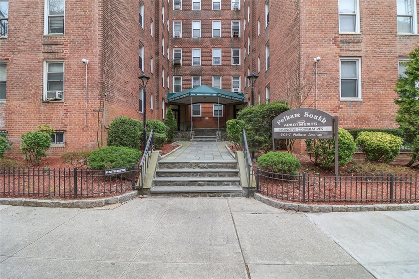 Charming 1-Bedroom Co-op in Pelham Parkway, Bronx! Welcome to - Beach Home for sale in Bronx, New York on Beachhouse.com