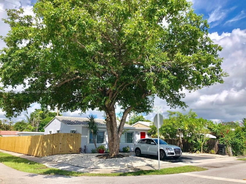 Stunning 5BR/3BA residence in the desirable South Middle River - Beach Home for sale in Fort Lauderdale, Florida on Beachhouse.com