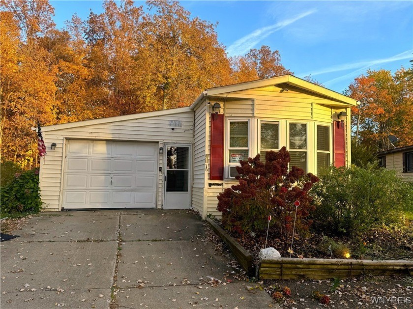 OPEN HOUSE: TUES. 10/29 4-6PM.  This charming two-bedroom - Beach Home for sale in Hamburg, New York on Beachhouse.com