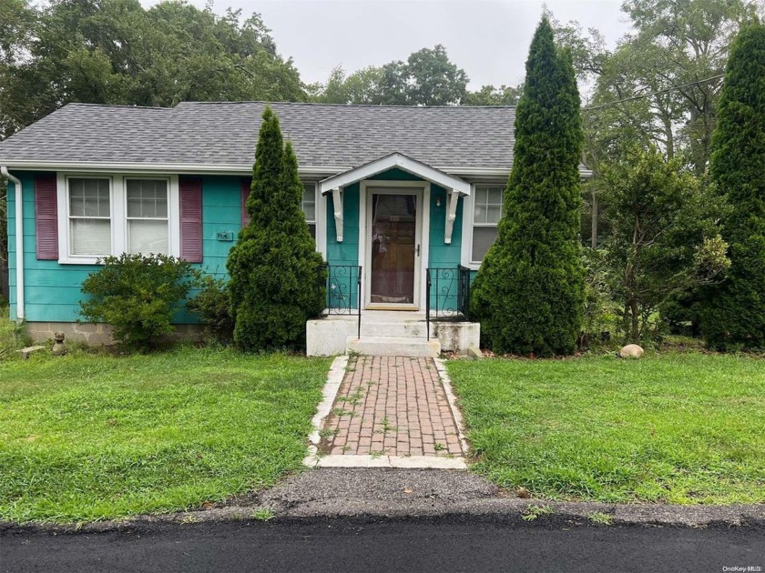 Welcome to this adorable beach cottage, Large kitchen, large - Beach Home for sale in Sound Beach, New York on Beachhouse.com