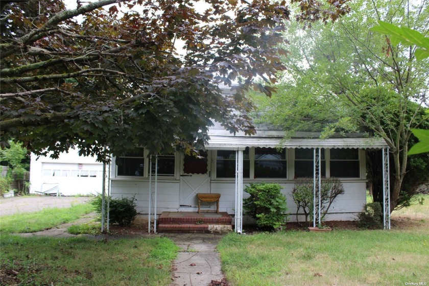 This charming 2-bedroom cottage is nestled on a spacious - Beach Home for sale in Mastic Beach, New York on Beachhouse.com