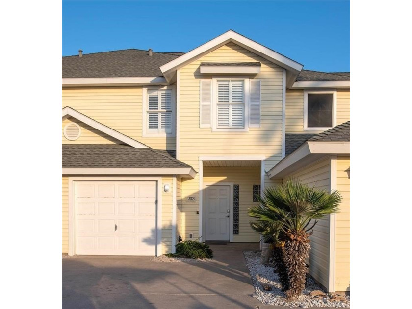 WALK TO THE BEACH from this spacious townhome just steps away - Beach Townhome/Townhouse for sale in Corpus Christi, Texas on Beachhouse.com