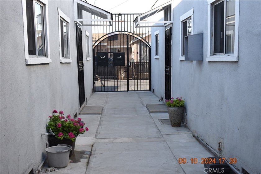 Opportunity knocks, four studio apartments.  Large back yard - Beach Townhome/Townhouse for sale in Long Beach, California on Beachhouse.com