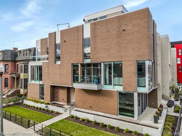 The largest and most unique custom residence in the City Modern - Beach Condo for sale in Detroit, Michigan on Beachhouse.com