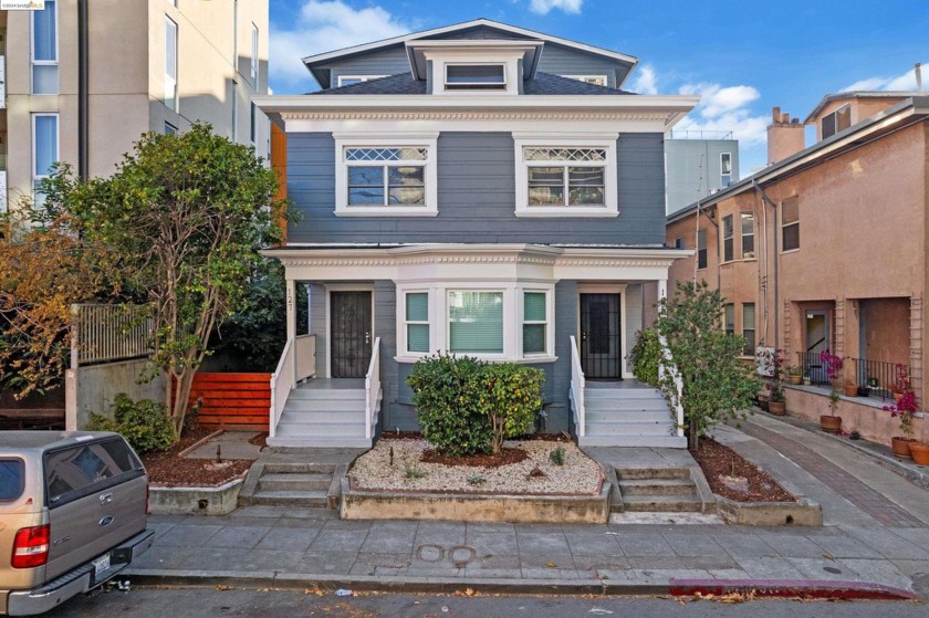 To access the marketing package, copy/paste:    Oakland's 127 E - Beach Townhome/Townhouse for sale in Oakland, California on Beachhouse.com