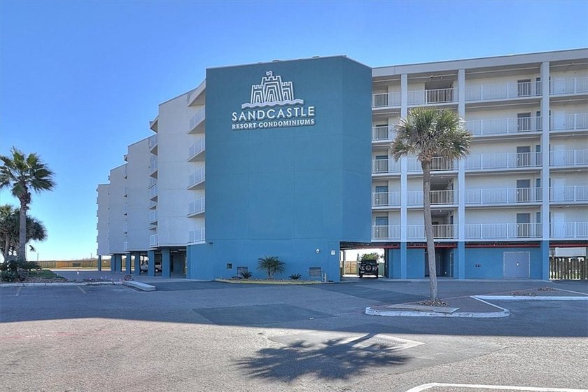 This beachfront condo overlooks the beautifully landscaped - Beach Condo for sale in Port Aransas, Texas on Beachhouse.com