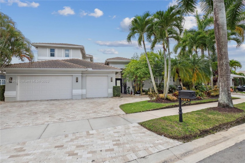 SPECTACULAR FAMILY HOME w/5 bedrooms and 5 1/2 bathrooms located - Beach Home for sale in Weston, Florida on Beachhouse.com