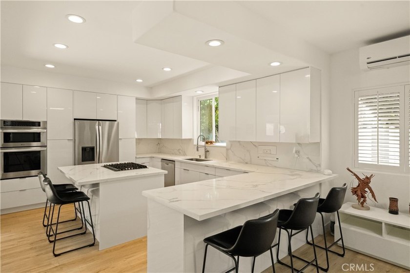Large spacious rooms, modern upgrades, clean lines, and great - Beach Townhome/Townhouse for sale in Redondo Beach, California on Beachhouse.com