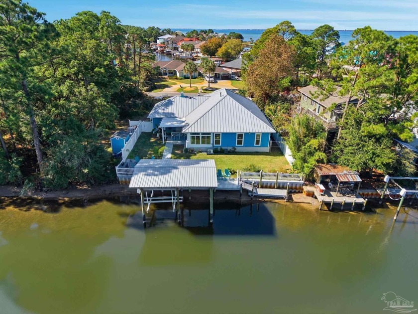 Custom-built 3-bed, 2-bath waterfront home offers 75 feet of - Beach Home for sale in Gulf Breeze, Florida on Beachhouse.com