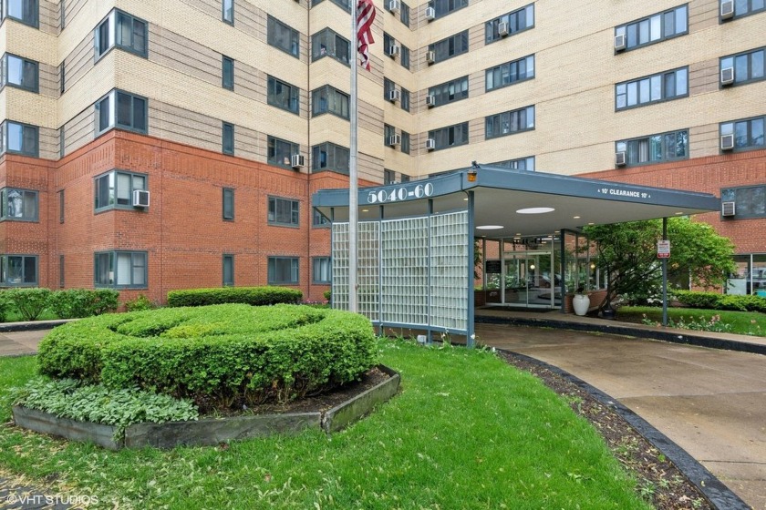 Unlock the potential of this spacious 1-bedroom, 1-bath condo - Beach Home for sale in Chicago, Illinois on Beachhouse.com