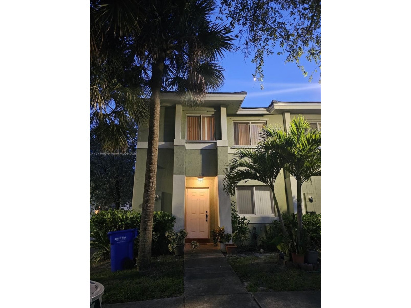 Seller Motivated!! Corner Unit! Truly a Hidden Treasure! This - Beach Townhome/Townhouse for sale in Hollywood, Florida on Beachhouse.com